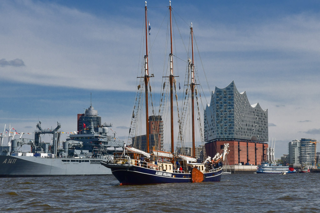 Segelschiff vor der Elbphilharmonie