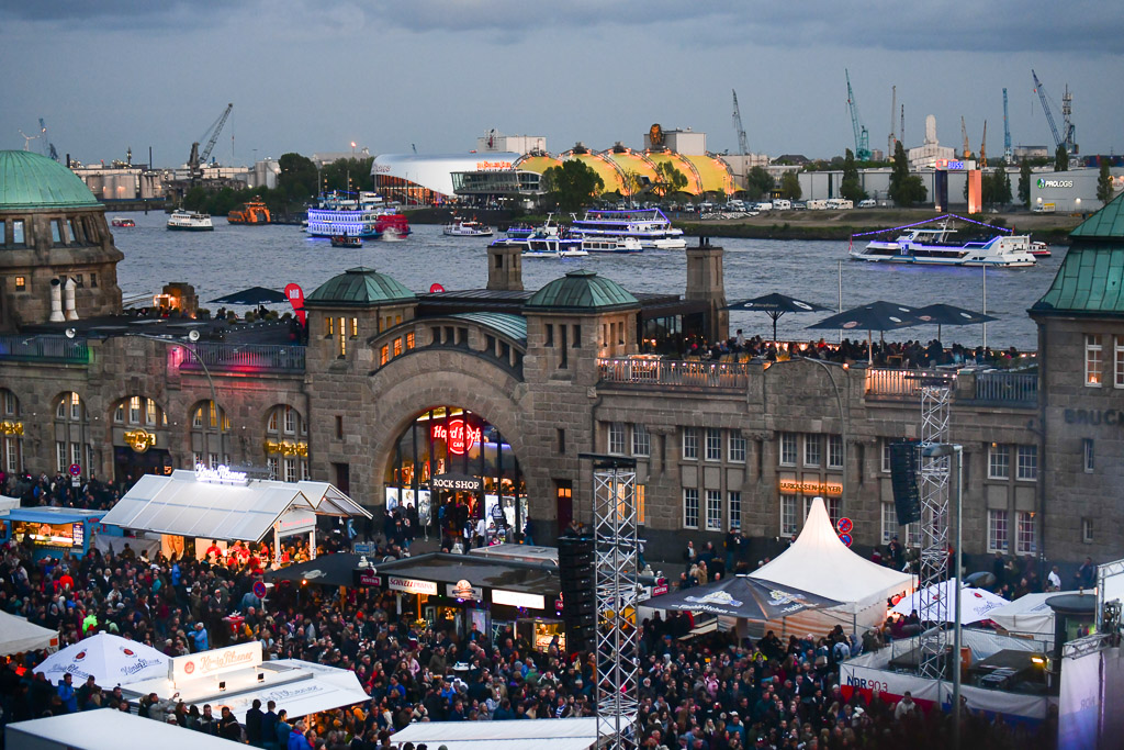 Landungsbrücken am Abend