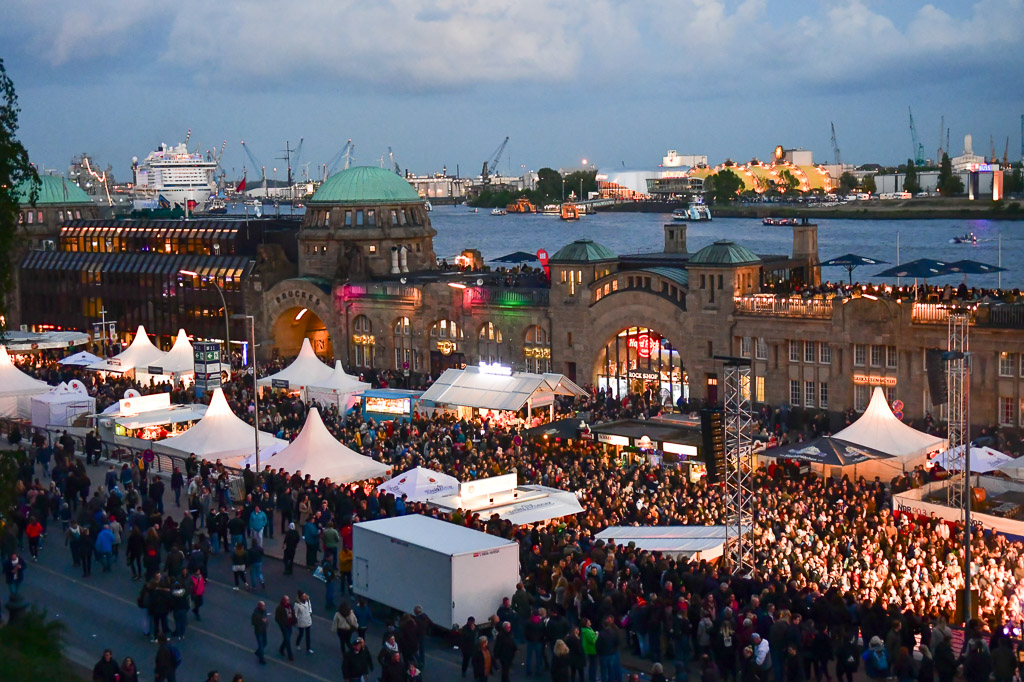 Landungsbrücken am Abend