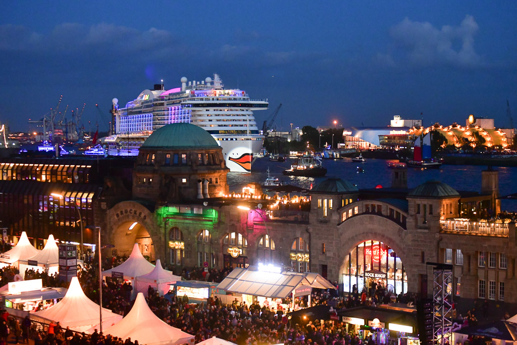 Landungsbrücken am Abend