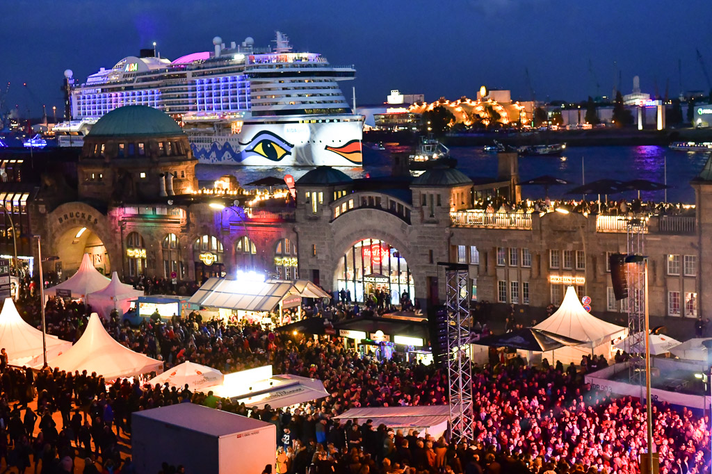 AIDAperla mit Lichtshow