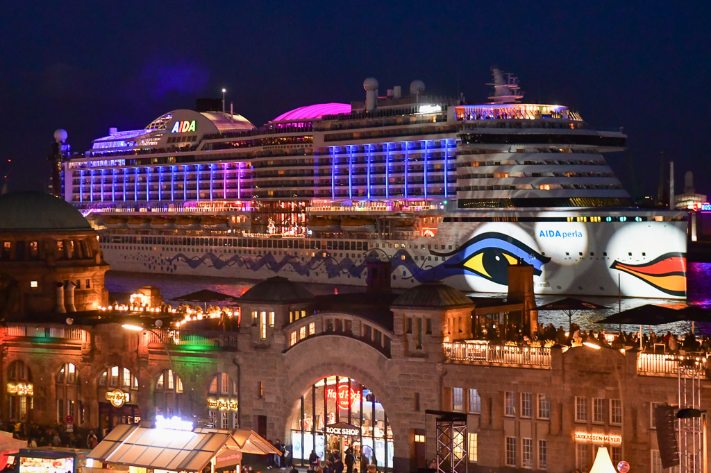 AIDAperla mit Lichtshow