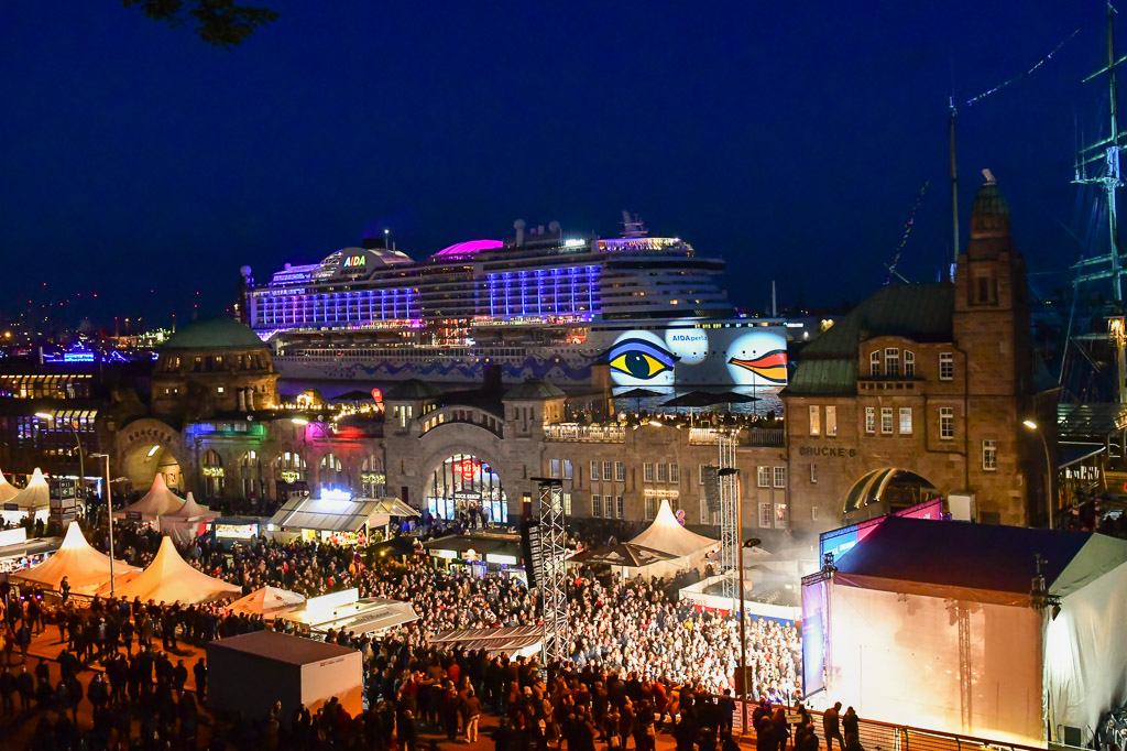 AIDAperla mit Lichtshow