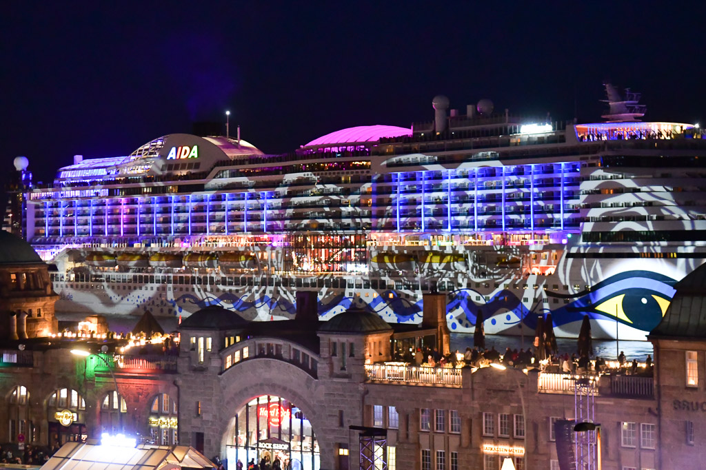 AIDAperla mit Lichtshow