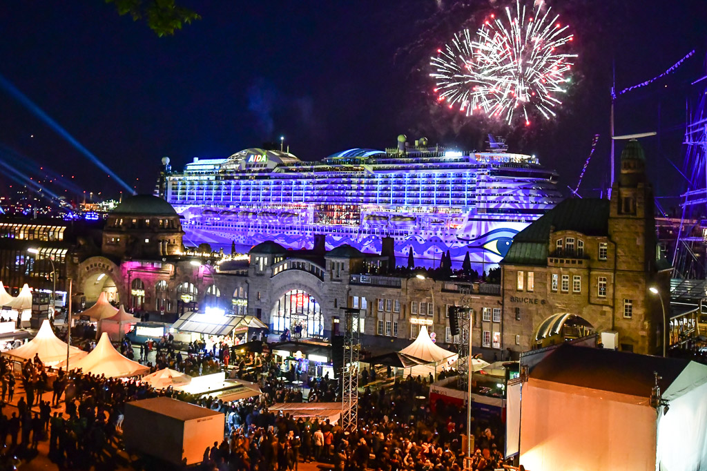 Feuerwerk über den Landungsbrücken