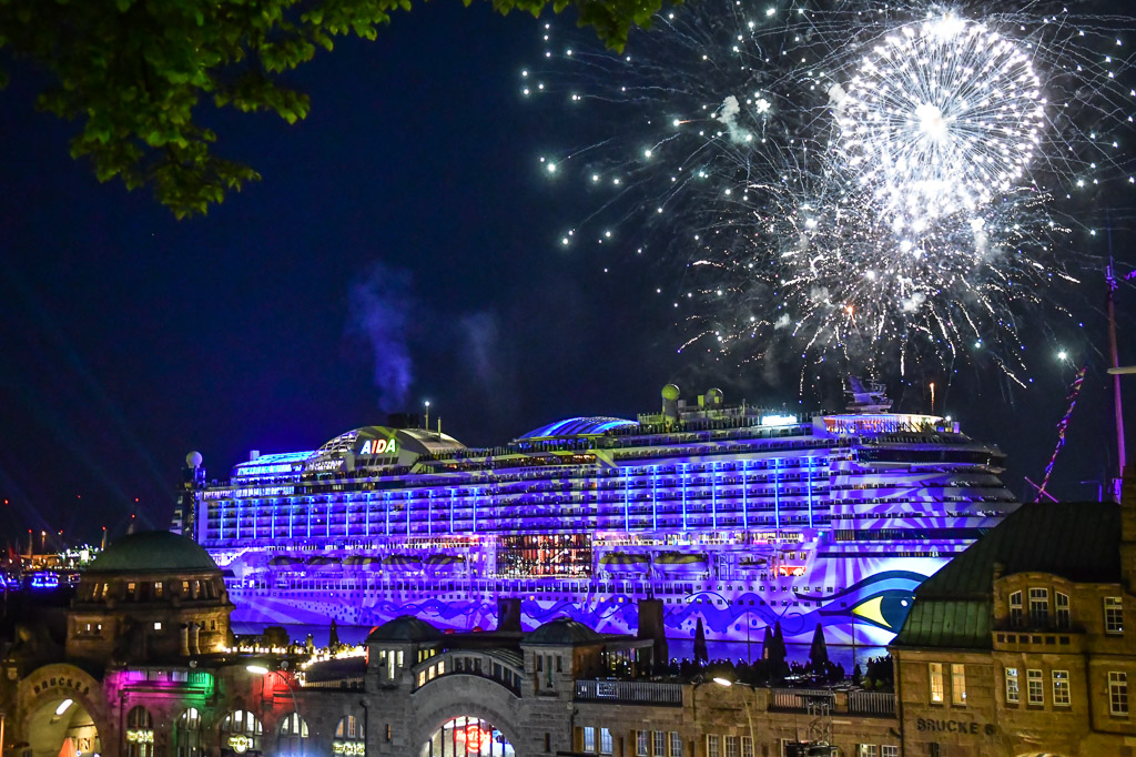 Feuerwerk über den Landungsbrücken
