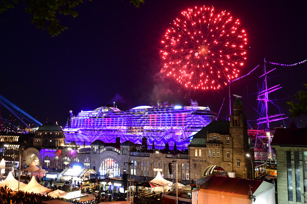 Feuerwerk über den Landungsbrücken