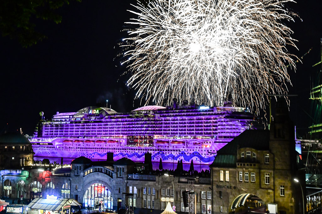 Feuerwerk über den Landungsbrücken