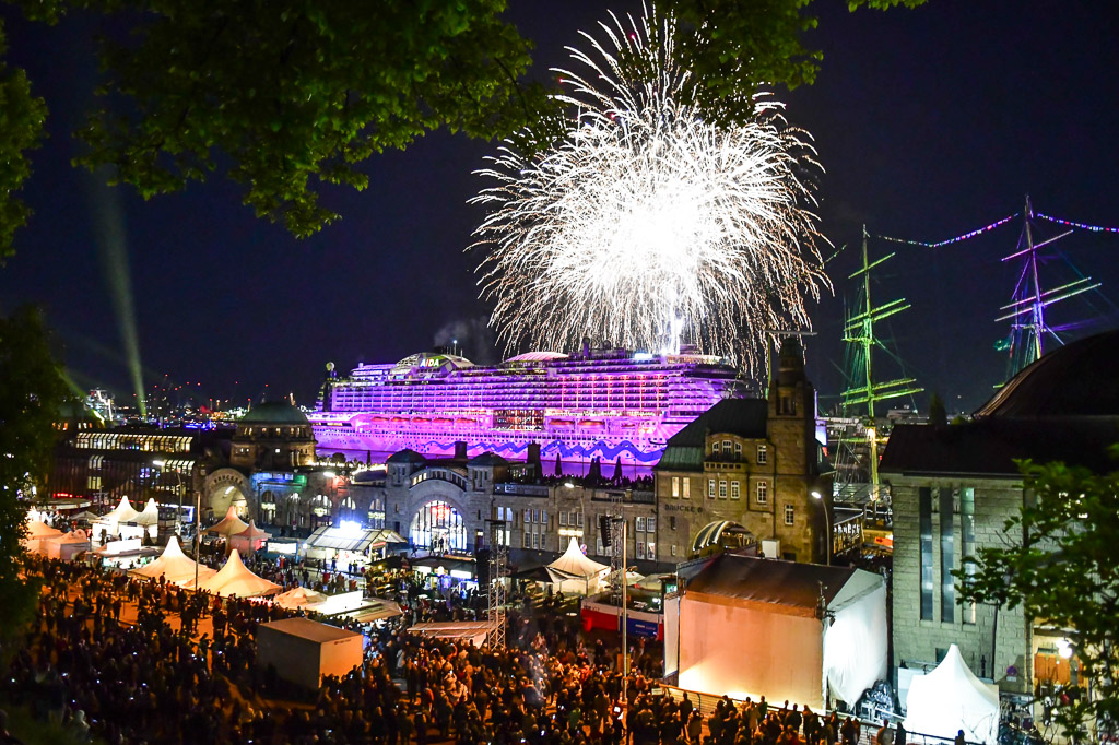 Feuerwerk über den Landungsbrücken