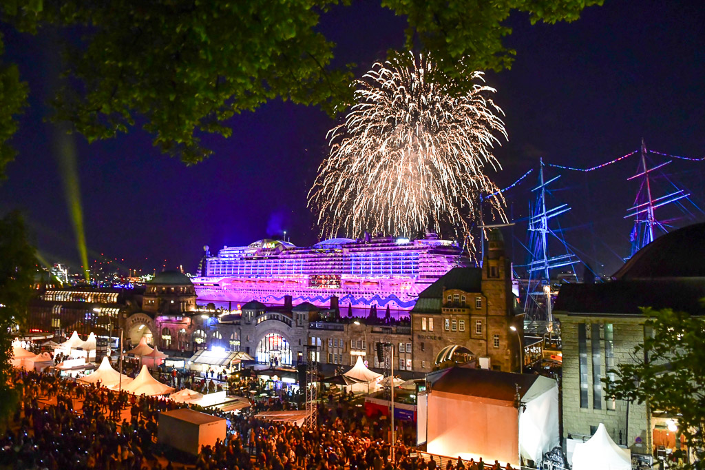 Feuerwerk über den Landungsbrücken