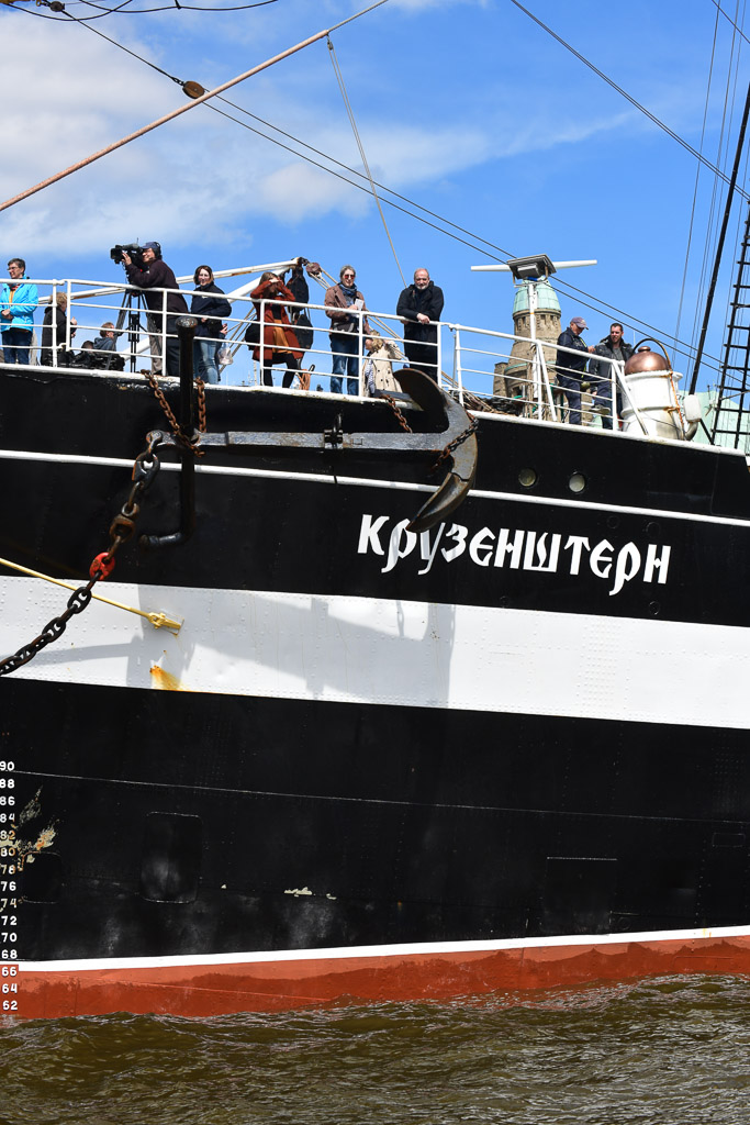 Russische Großsegler an den Landungsbrücken im Hochformat