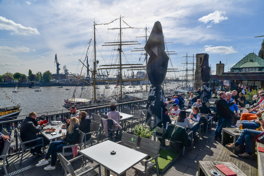 Besucher am Ponton