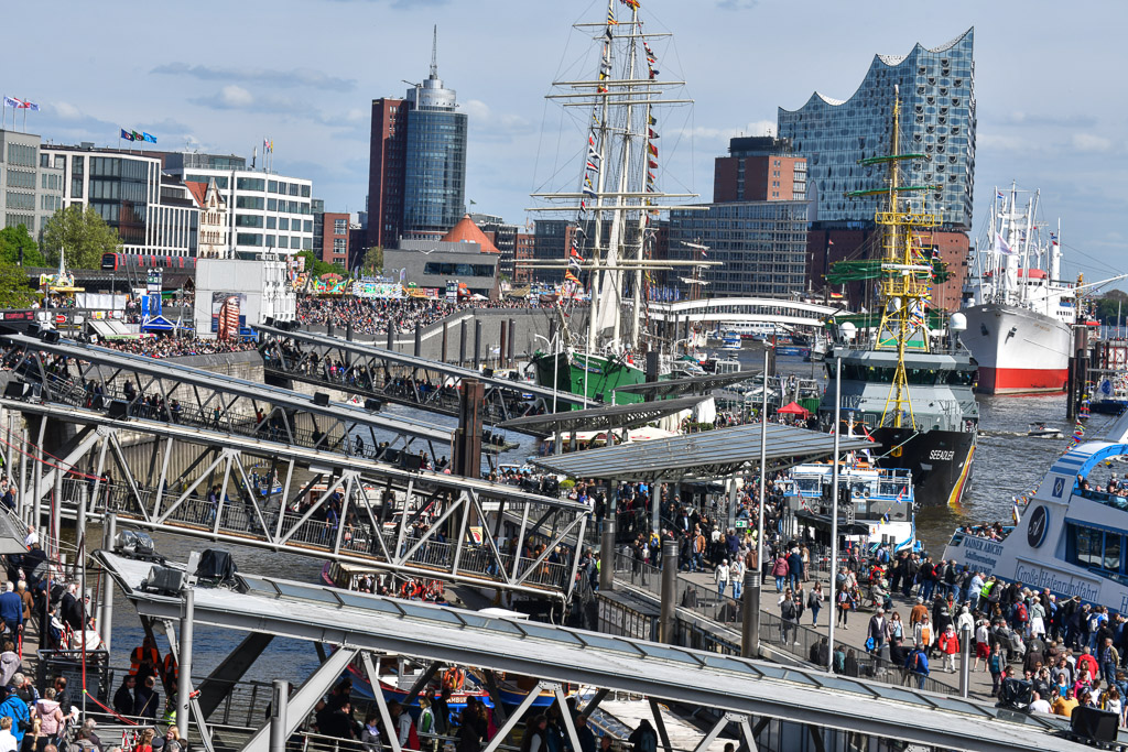 Großsegler an den Landungsbrücken