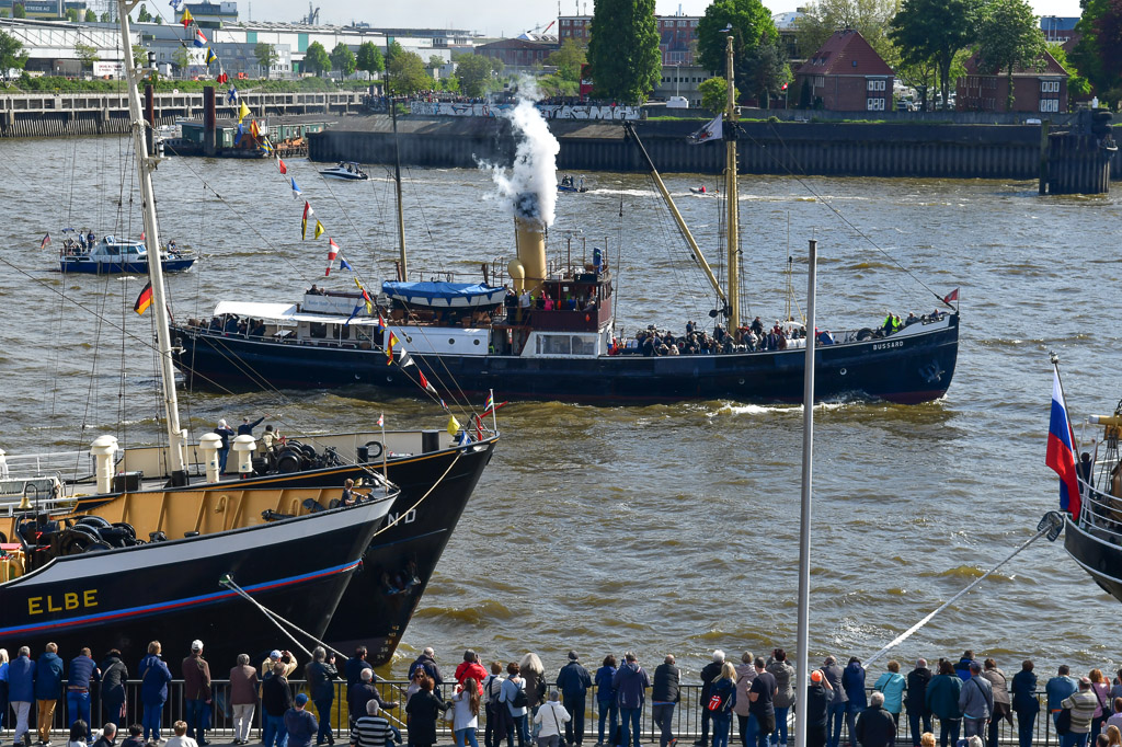 Traditionsschiffe und Polizeiboot