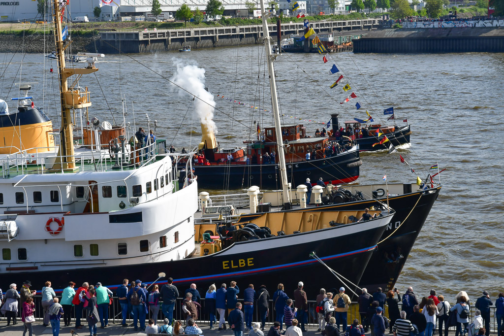 Traditionsschiffe und Polizeiboot