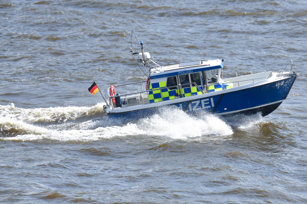 Traditionsschiffe und Polizeiboot