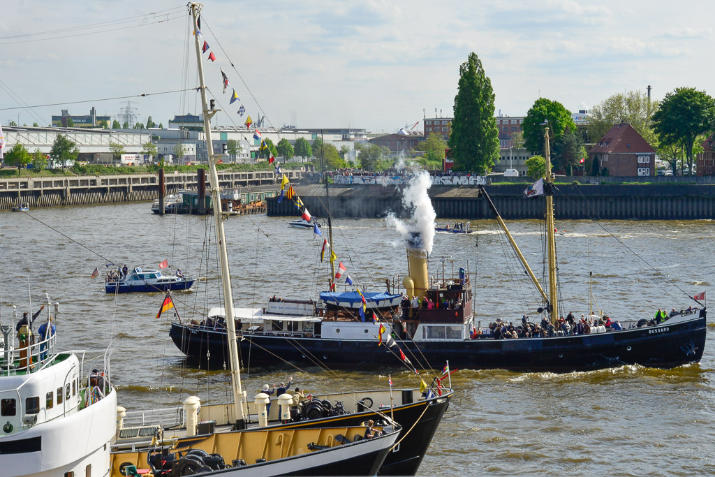 Traditionsschiffe und Polizeiboot