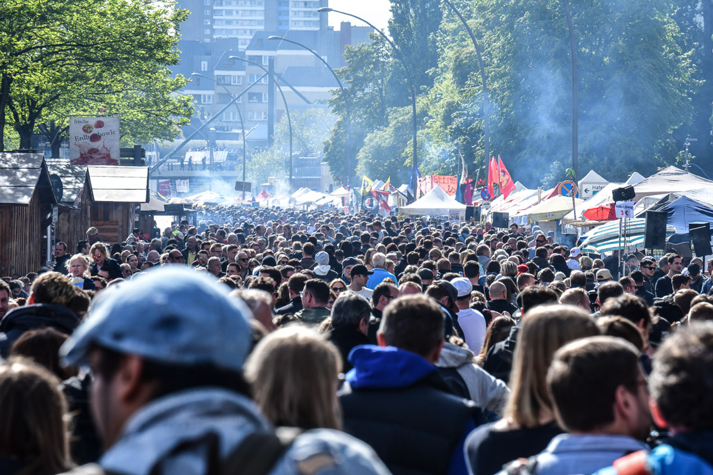 Besucher auf der Hafenmeile