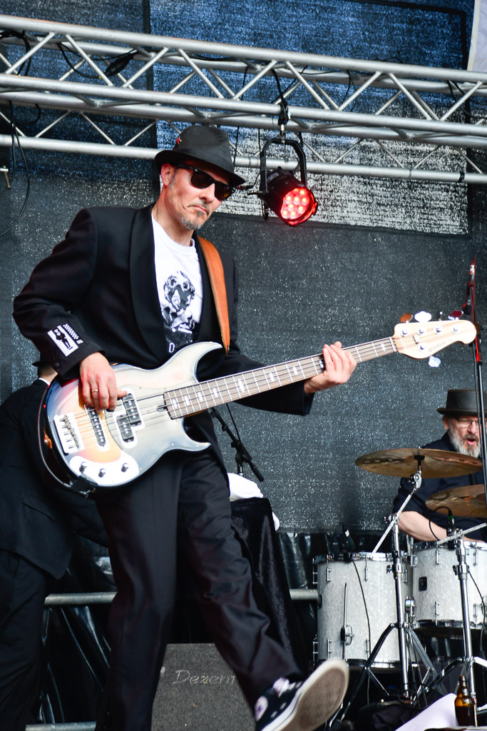 Ska-Band auf der Bühne im Hochformat