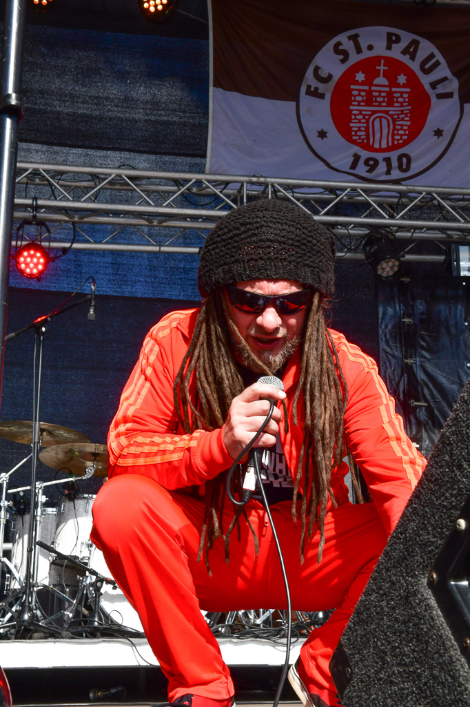 Ska-Band auf der Bühne im Hochformat