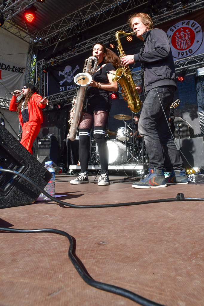 Ska-Band auf der Bühne im Hochformat