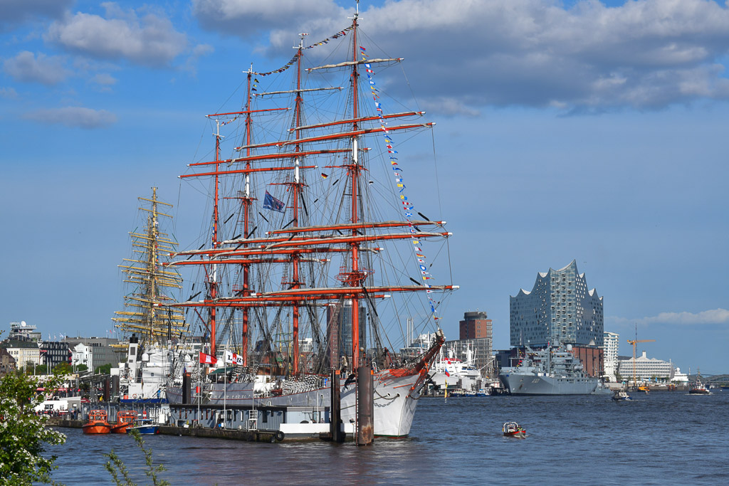 Großsegler im Hafen
