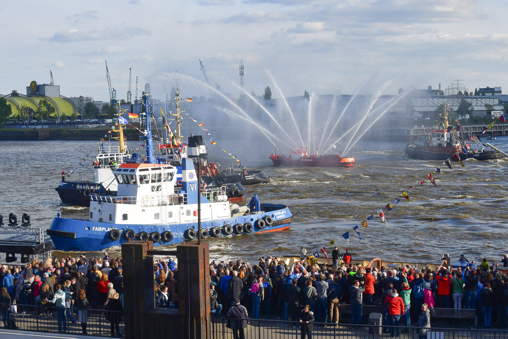 Schlepperballett auf der Elbe