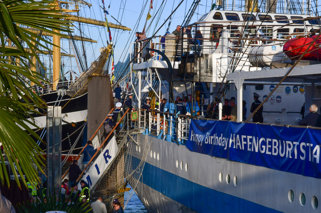 Besucher und Schiffe an den Landungsbrücken