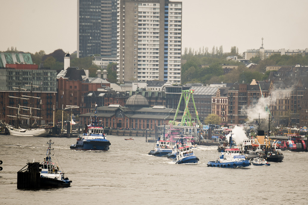 Schlepperballett auf der Elbe