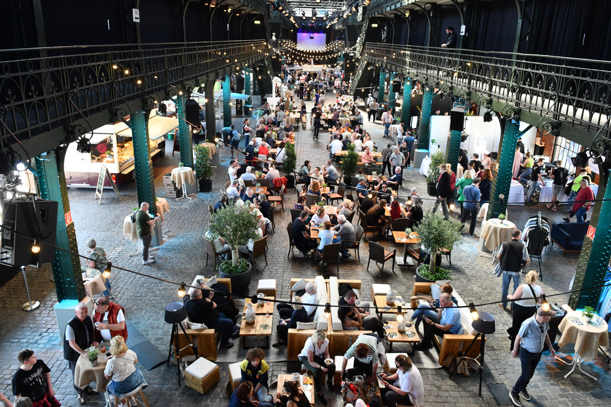 Besucher in der Fischauktionshalle und auf der Hafenmeile