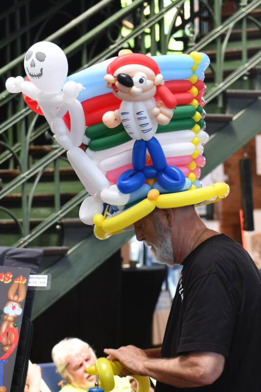 Luftballonkünstler im Hochformat