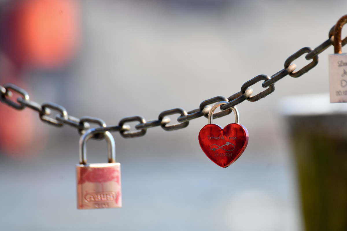 Liebesschloss an einer Kette