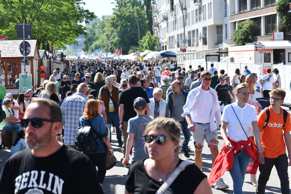 Besucher auf der Hafenmeile