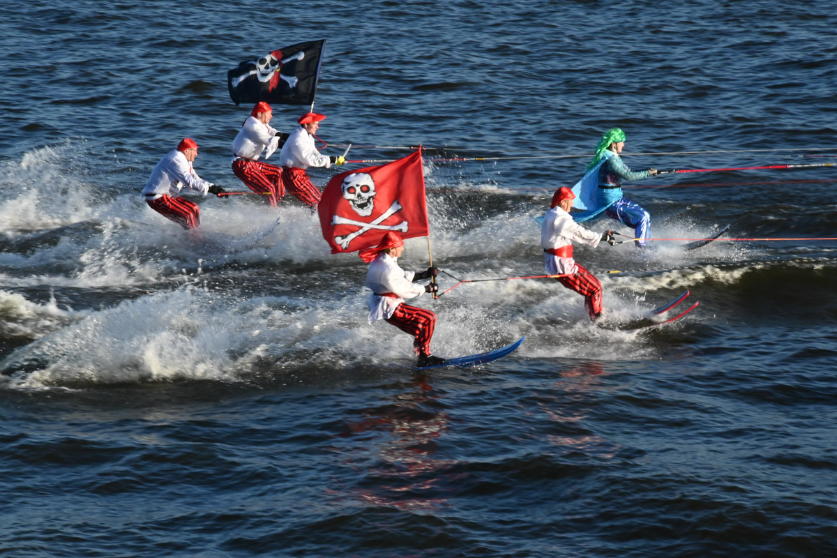Wasserski-Show auf der Elbe