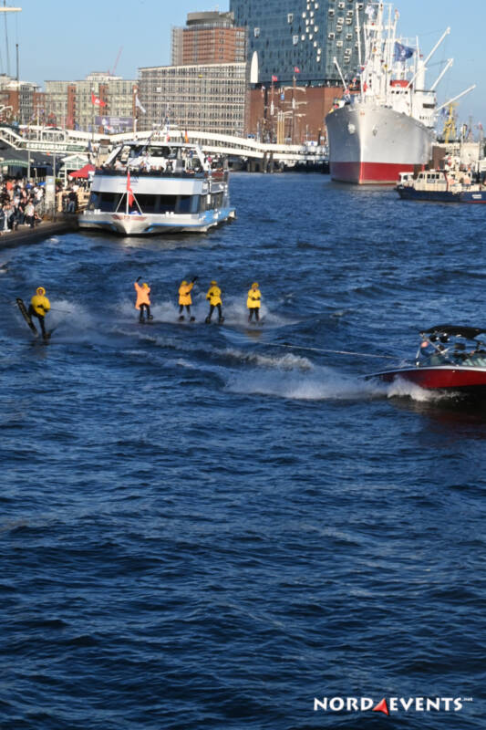 Wasserski-Show auf der Elbe im Hochformat