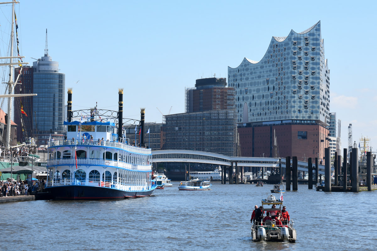 Raddampfer vor der Elbphilharmonie