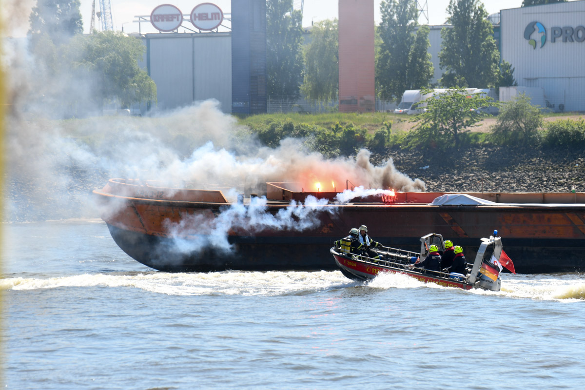 Löschboot bei der Rettungsübung