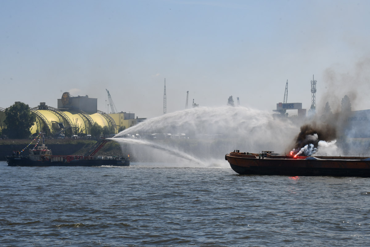 Löschboot bei der Rettungsübung