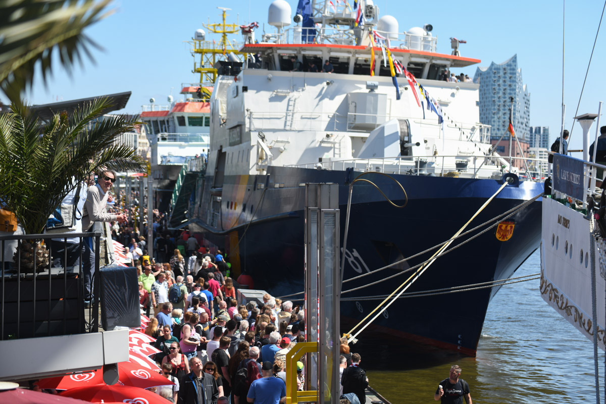 Schiffe am Kai beim Open Ship