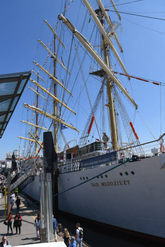 Schiffe am Kai beim Open Ship im Hochformat