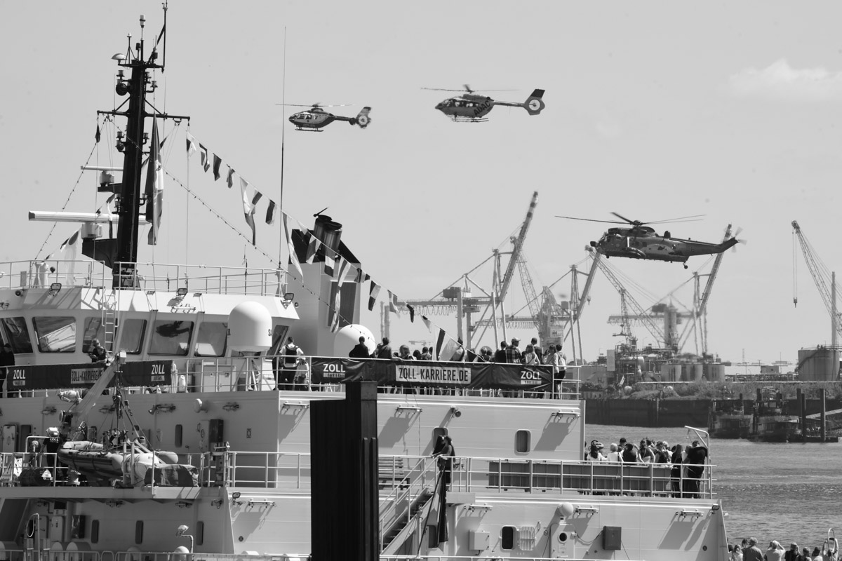 Hubschrauber über einem Marineschiff