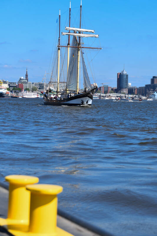 Segelschiffe auf der Elbe im Hochformat