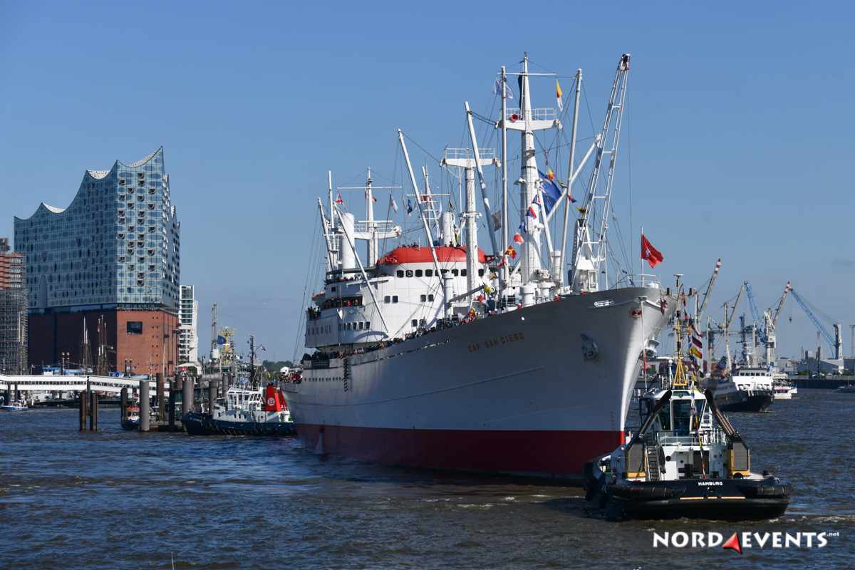 Museumsschiff Cap San Diego mit Schlepper