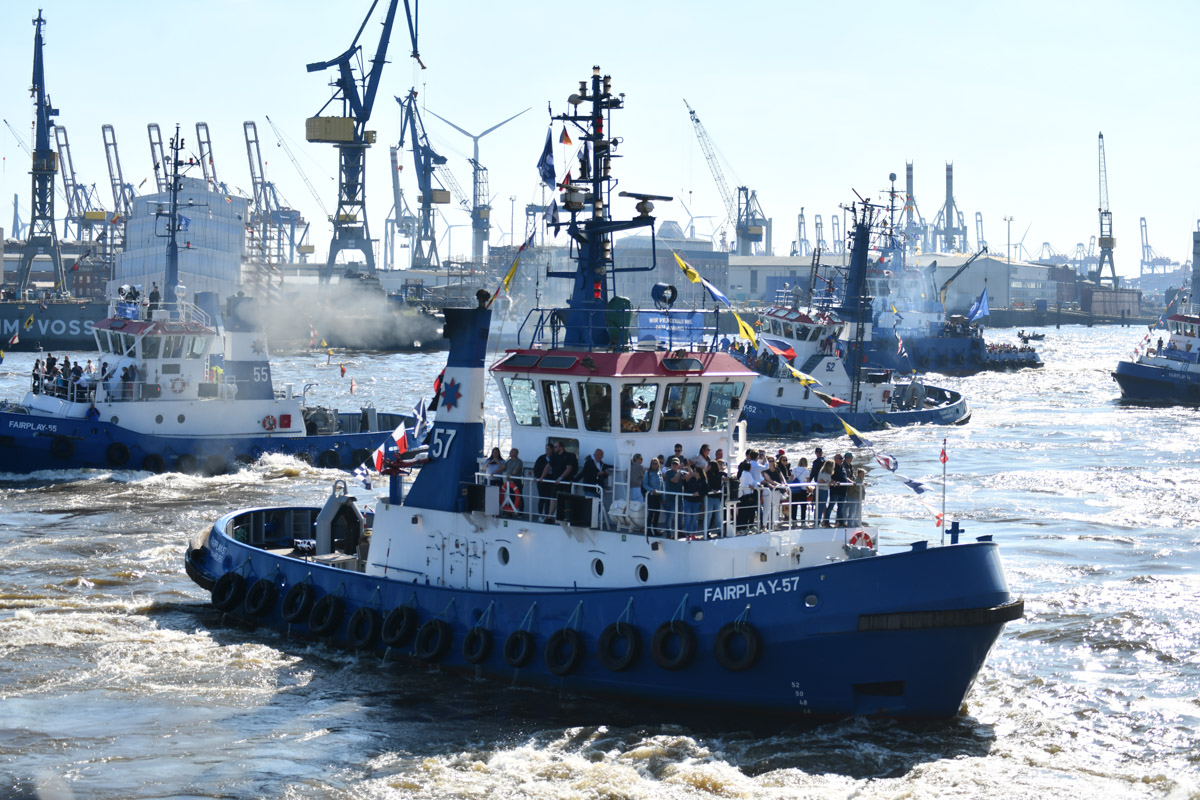 Schlepperballett auf der Elbe