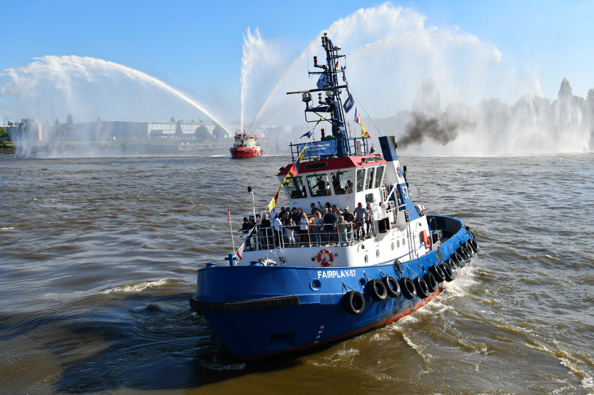 Schlepperballett auf der Elbe