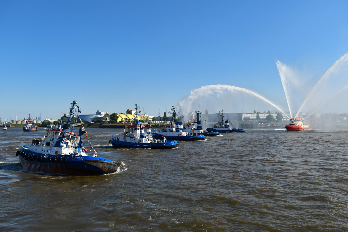 Schlepperballett auf der Elbe