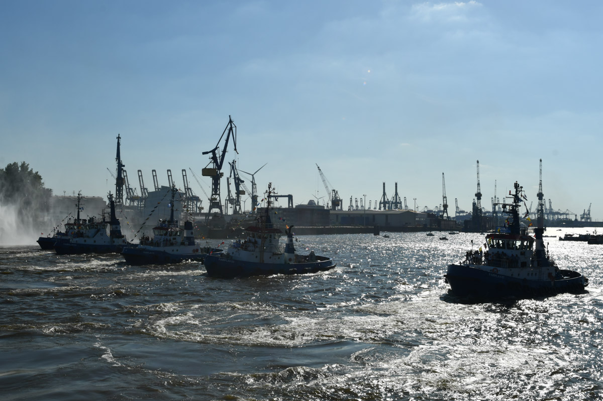Schlepperballett auf der Elbe