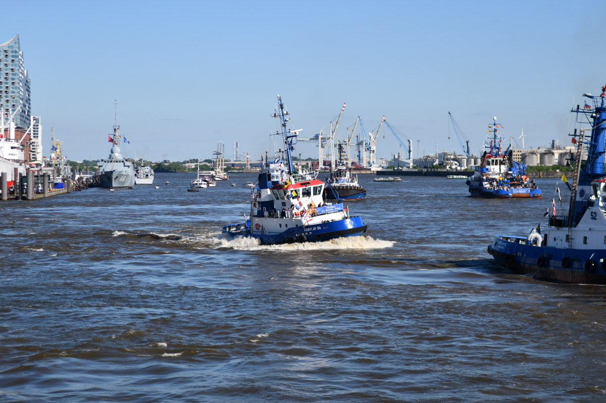 Schlepperballett auf der Elbe