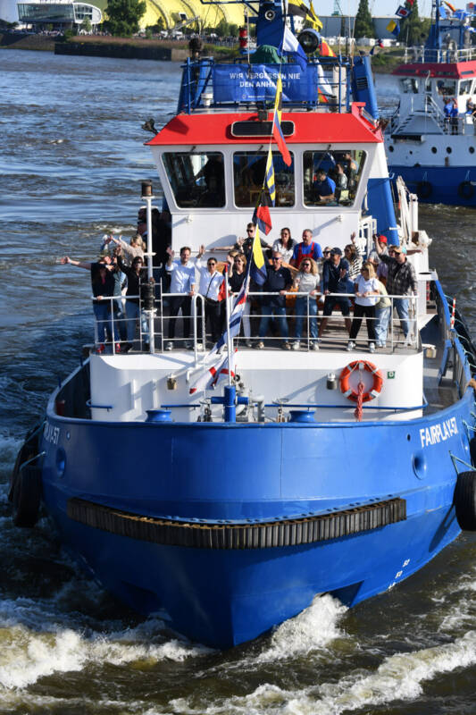 Schlepperballett auf der Elbe im Hochformat