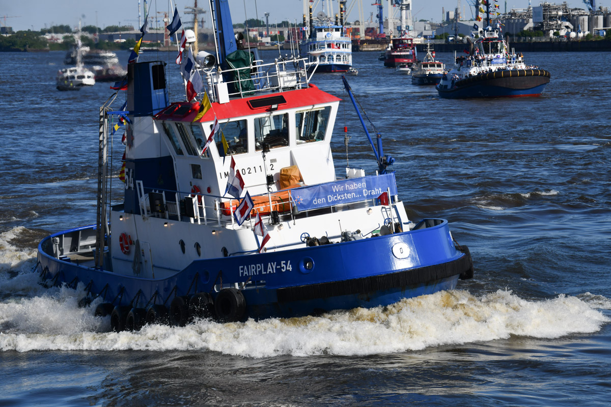 Schlepperballett auf der Elbe